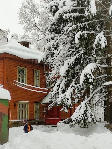 Bella vecchia casa in legno