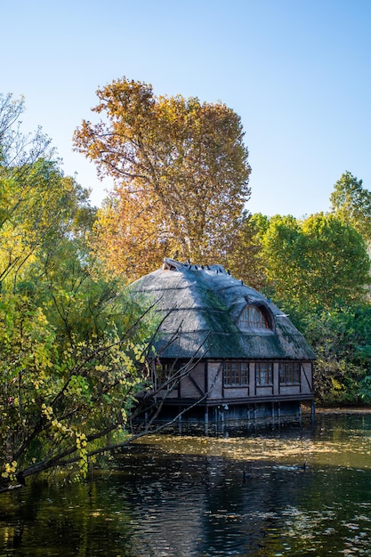 Bella vecchia casa in riva al lago, paesaggio autunnale