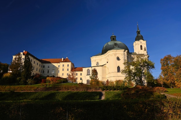 Bella vecchia chiesa in Krtiny Repubblica Ceca Nomi della Vergine Maria