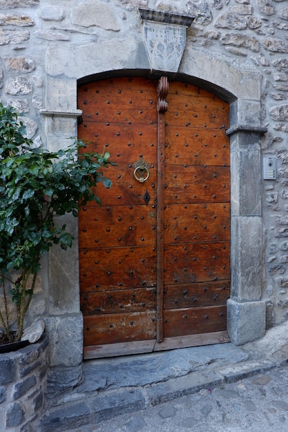 Bella vecchia porta di legno incorniciata da pietra e dat a Sallent de Gallego Huesca Aragona Spagna