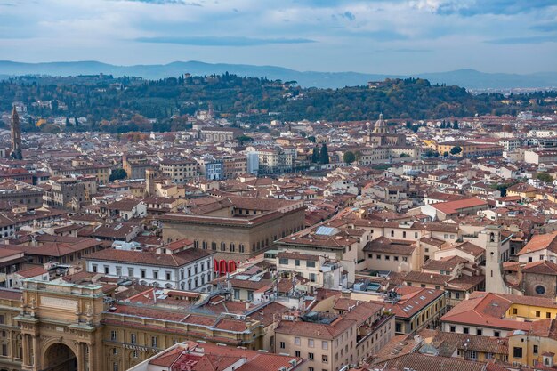 Bella veduta aerea di Firenze dalla piattaforma di osservazione del Campanile di Giotto