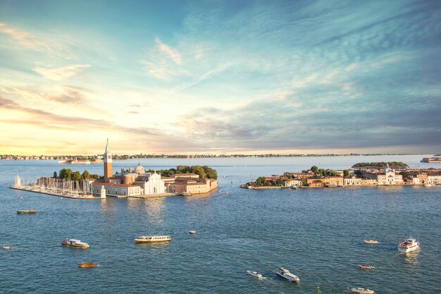 Bella veduta delle gondole e della Cattedrale di San Giorgio Maggiore, su un'isola dei Veneti