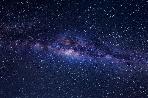 Bella Via Lattea con stelle e polvere spaziale su un cielo notturno.