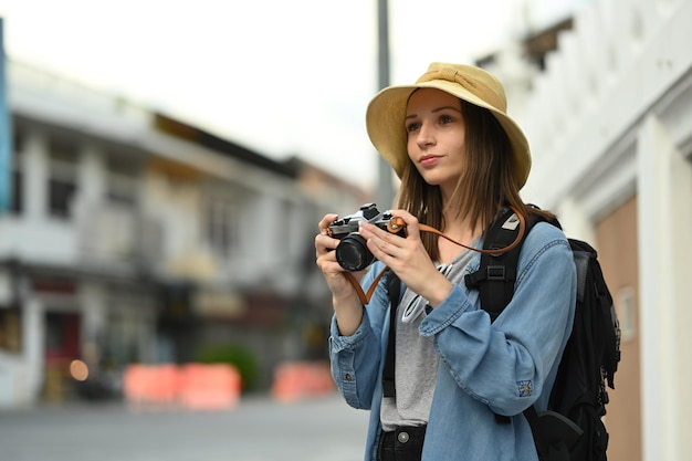 Bella viaggiatrice caucasica con zaino che cammina nella città vecchia di Chiang Mai nel nord della Thailandia