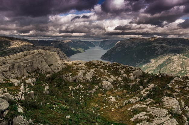 Bella vista aerea dalle montagne al fiordo in Norvegia