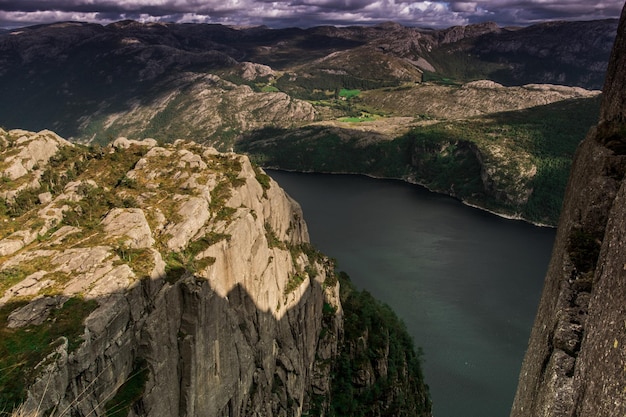 Bella vista aerea dalle montagne al fiordo in Norvegia