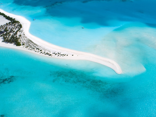 Bella vista aerea delle Maldive e spiaggia tropicale. Concetto di viaggio e vacanza