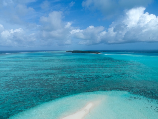 Bella vista aerea delle Maldive e spiaggia tropicale. Concetto di viaggio e vacanza