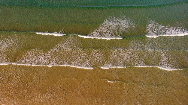 Bella vista aerea di una spiaggia con le onde