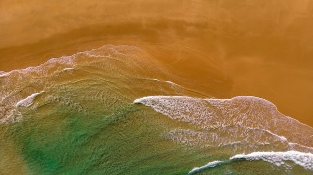 Bella vista aerea di una spiaggia con le onde