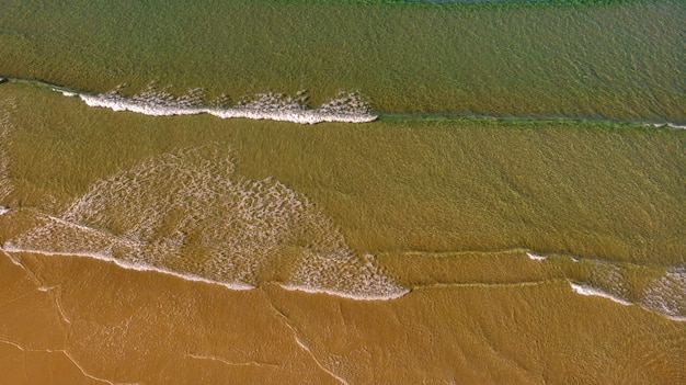 Bella vista aerea di una spiaggia con le onde