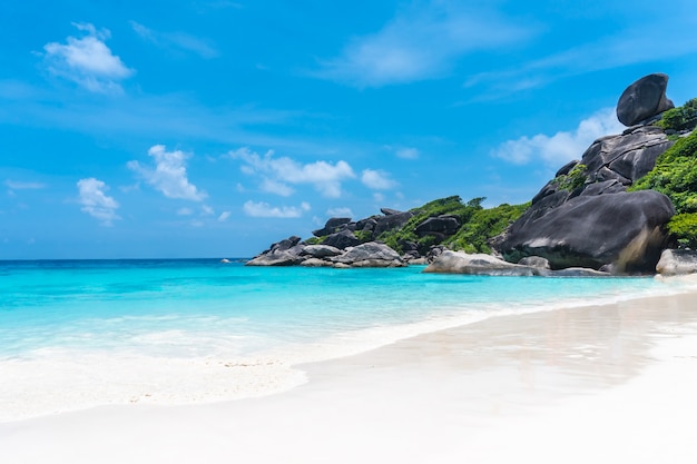 Bella vista con cielo blu e nuvole, mare blu e spiaggia di sabbia bianca sull&#39;isola di Similan