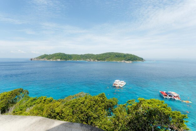 Bella vista con mare blu e motoscafi sull'isola di Similan