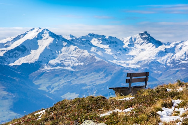 Bella vista con panchina solitaria sulla parte superiore della stazione sciistica di Mayrhofen