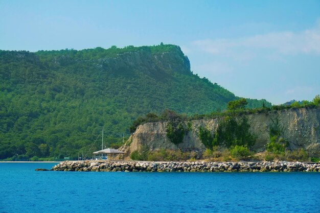 Bella vista dal mare sulla costa