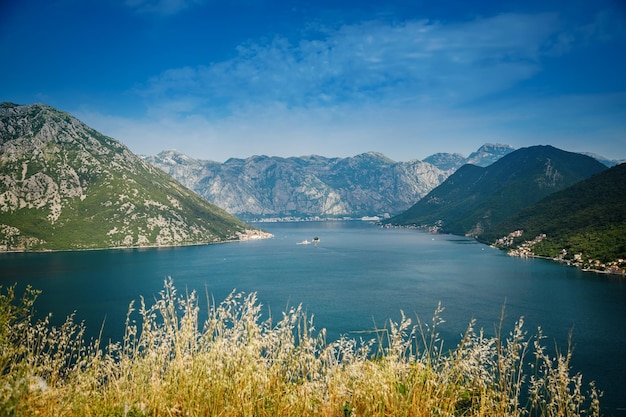 Bella vista dal punto di osservazione sulla strada di montagna in Montenegro