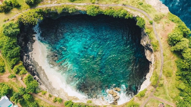 Bella vista dall'alto della spiaggia rotta Nusa Penida Bali