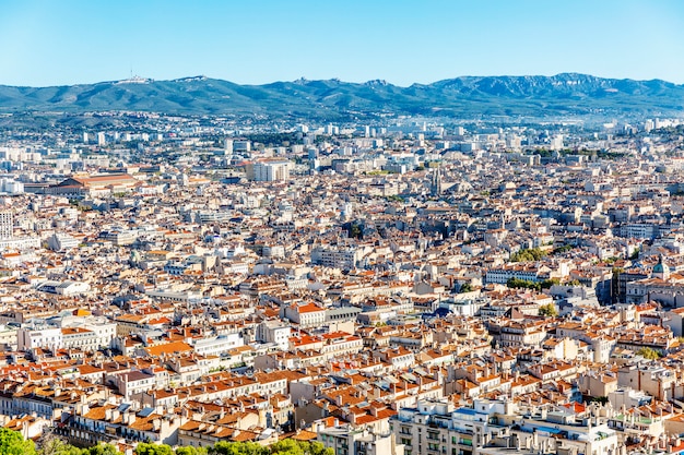 Bella vista dall'alto di Marsiglia. Splendido paesaggio urbano in una giornata di sole.