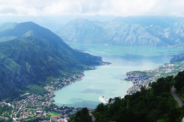 Bella vista dalla montagna sulla baia