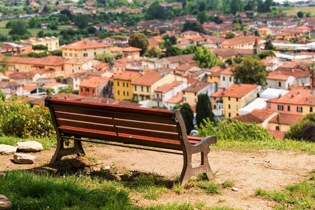 Bella vista dalla montagna sulla città italiana con una panchina di legno