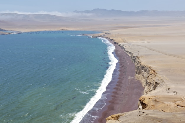 Bella vista dalla riva della spiaggia rossa di Paracas