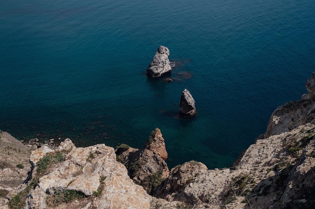 Bella vista dalla scogliera sul mare blu