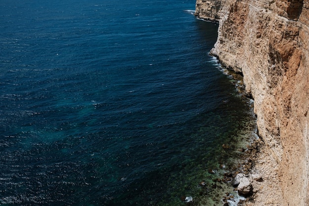 Bella vista dalla scogliera sul mare blu