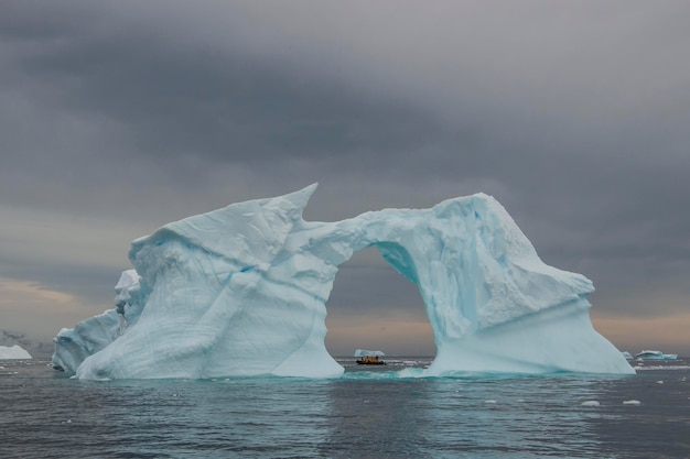 Bella vista degli iceberg in Antartide