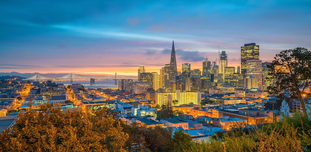 Bella vista del centro commerciale nel centro di San Francisco negli Stati Uniti al crepuscolo