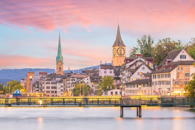 Bella vista del centro storico di Zurigo al tramonto in Svizzera