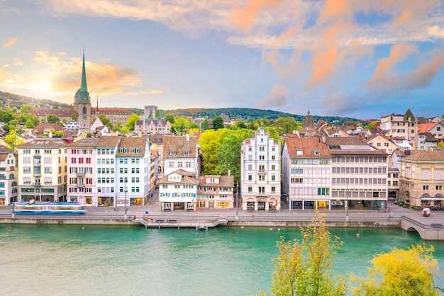 Bella vista del centro storico di Zurigo al tramonto in Svizzera