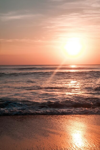 Bella vista del cielo al tramonto sulla spiaggia