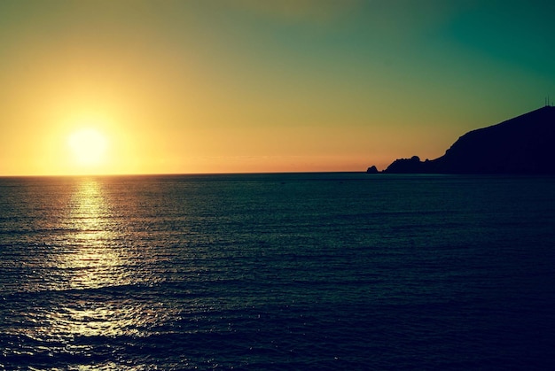 Bella vista del cielo al tramonto sulla spiaggia