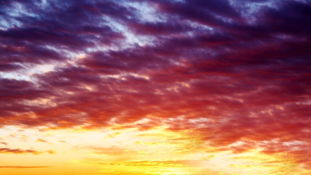 Bella vista del cielo nuvoloso al tramonto