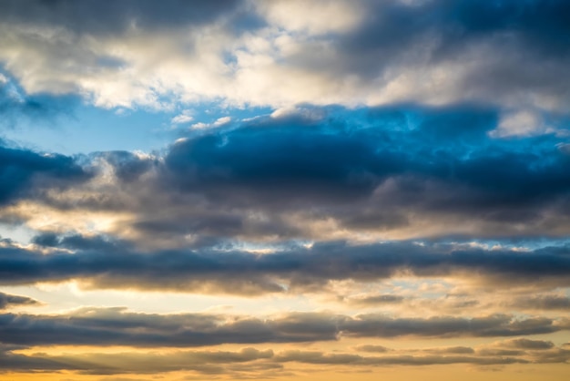 Bella vista del cielo nuvoloso del tramonto