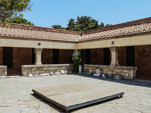 Bella vista del cortile interno del tempio della vergine sul monte Filerimo