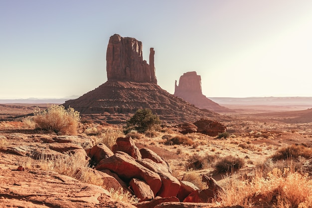 Bella vista del famoso Buttes della Monument Valley al confine tra Arizona e Utah, USA