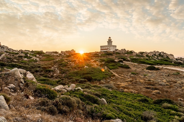 Bella vista del faro di Capo Testa al tramonto, Sardegna.