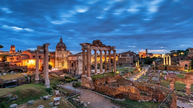 Bella vista del Foro Romano sotto il bel cielo di Roma Italia