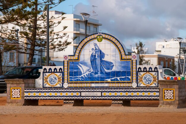 Bella vista del lavoro azulejo nel rilassante Parco Pescador Olhanense sulla città di Olhao, Portogallo.