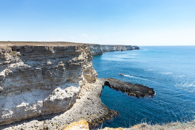 Bella vista del mare blu e della montagna