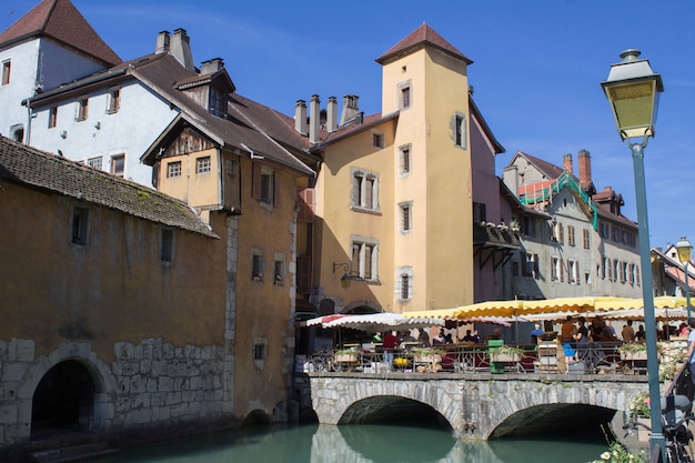 Bella vista del mercato degli agricoltori, del fiume e delle case in una giornata di sole