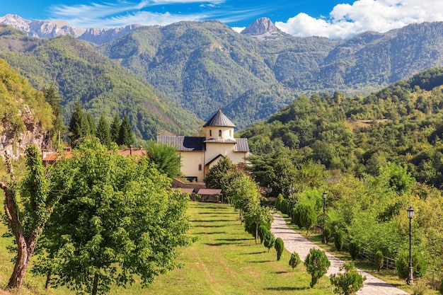 Bella vista del monastero medievale di Moracha in Montenegro