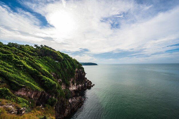 Bella vista del paesaggio con orizzonte infinito sulla scogliera di Pha Suk Nirun nella città di chathaburi thailand.Pha Suk Nirun cliff Una popolare posizione di alba e tramonto nella città di chathaburi.