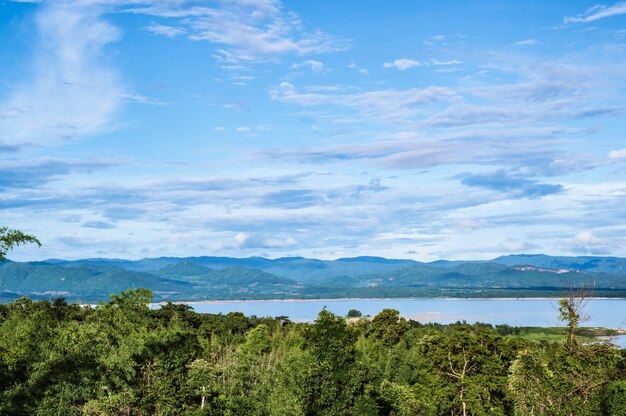 Bella vista del paesaggio dal punto di vista del parco nazionale di Srinakarin della cascata di Huai mae khamin a Kanchanaburi tailandia.