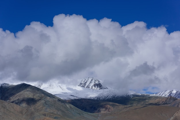 Bella vista del paesaggio del picco della neve della montagna nel Kashmir, India