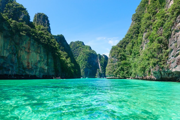 Bella vista del paesaggio della spiaggia tropicale, mare color smeraldo e sabbia bianca contro il cielo blu, Maya Bay nell'isola di Phi Phi, Thailandia