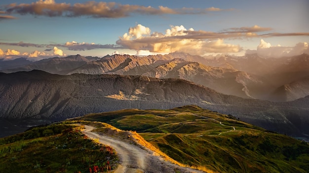 Bella vista del paesaggio di montagna con la strada in primo piano Svaneti Paese della Georgia