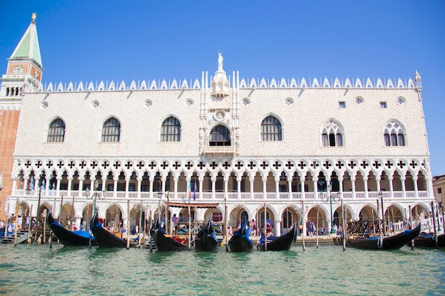 Bella vista del Palazzo dei Dogi e della Basilica di San Marco a Venezia, Italia