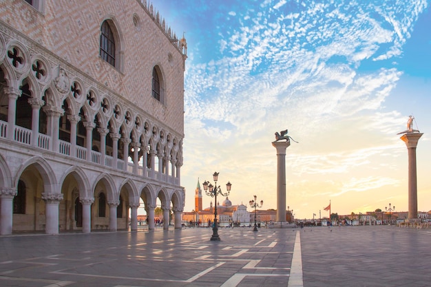 Bella vista del Palazzo Ducale e della colonna di San Marco in Piazza San Marco a Venezia Italia